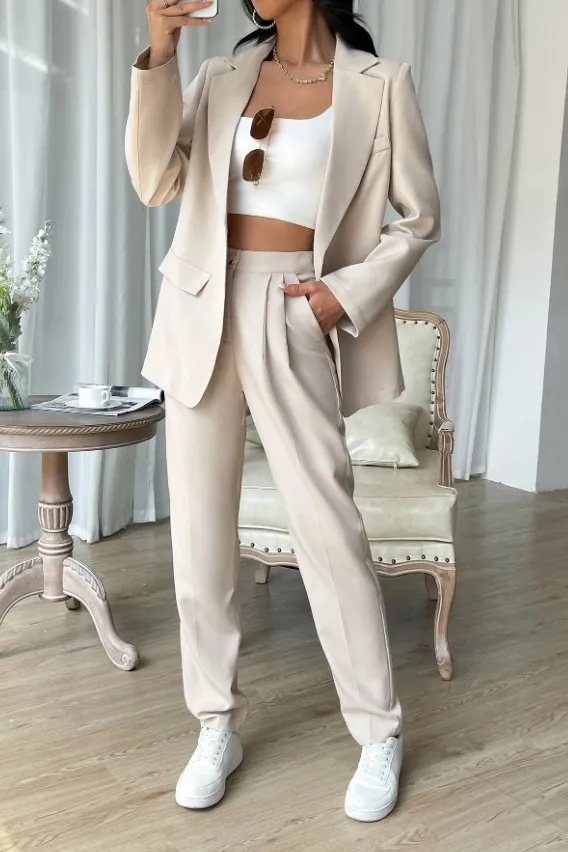 Eleganter einfarbiger Hosenanzug mit Rüschen, beige