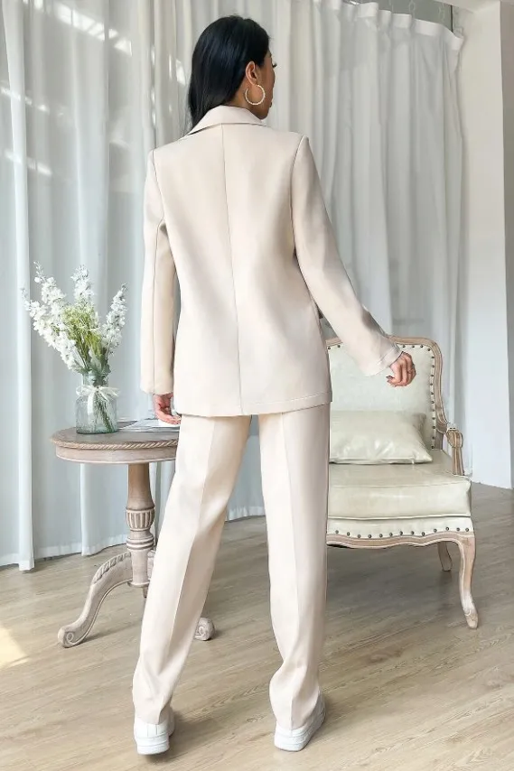 Eleganter einfarbiger Hosenanzug mit Rüschen, beige