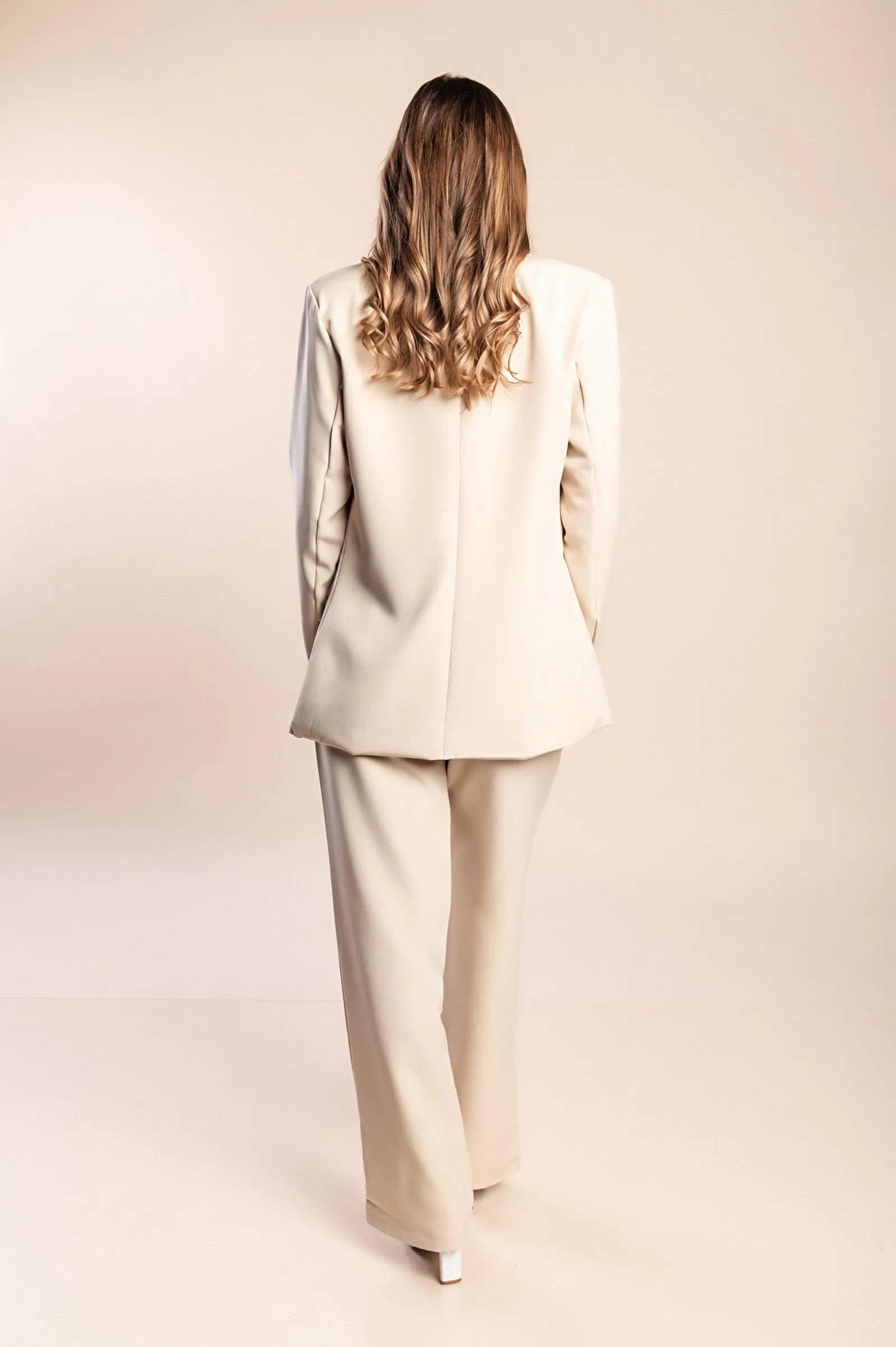 Eleganter einfarbiger Hosenanzug mit Rüschen, beige