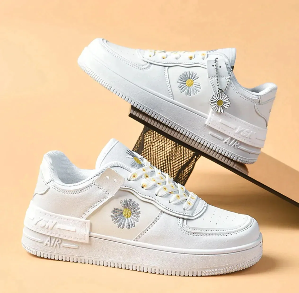 Heidi-Mode - Flache Sportschuhe zum Schnüren