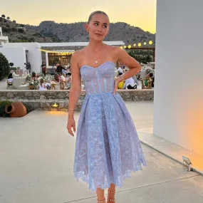 Trägerloses Midikleid aus Spitze mit Korsettmieder